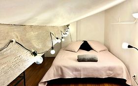 Lovely & Cozy Duplex Heart Of Nice With Bathtub!